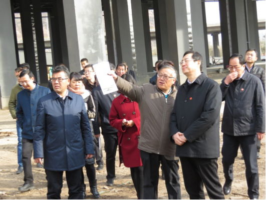 省委常委、西寧市委書記王曉在青海省物產(chǎn)集團(tuán)總公司黨委書記、總經(jīng)理王玉輝陪同下，深入青海物產(chǎn)朝陽物流園區(qū)。