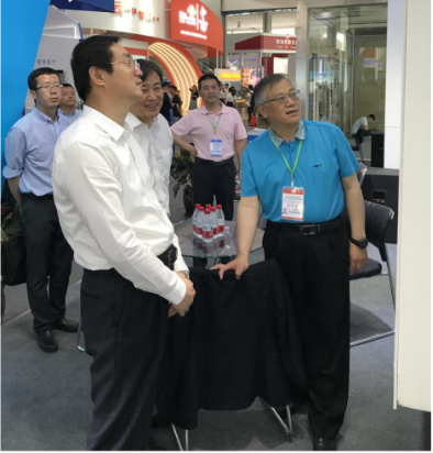 省委常委、西寧市委書記王曉蒞臨第十九屆青洽會(huì)青海物產(chǎn)展位參觀